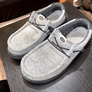 Hey dude Wally size 9